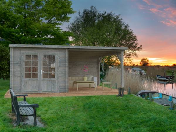 Palmako Blockbohlenhaus Ella 6,9 + 8,2 mit Anbaudach und Rückwand 28 mm graue Tauchgrundierung